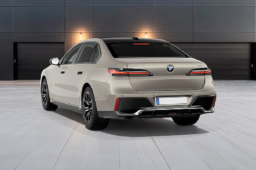 Rear Medium View of บีเอ็มดับเบิลยู ซีรีย์ 7 ซีดาน