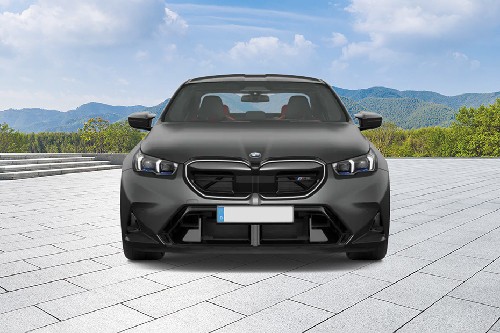 Full Front View of เอ็ม 5 ซีดาน