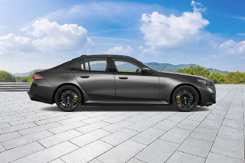 เอ็ม 5 ซีดาน Medium Angle Front View