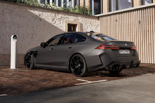 Rear Cross Side View of บีเอ็มดับเบิลยู เอ็ม 5 ซีดาน