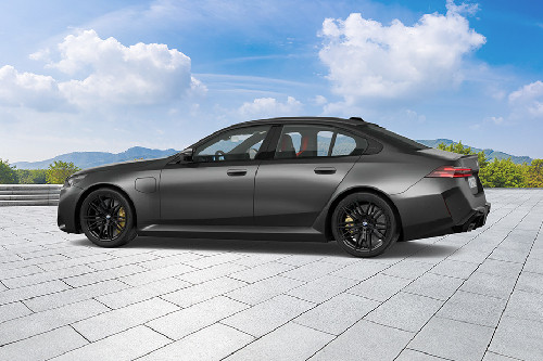 Rear Cross View of บีเอ็มดับเบิลยู เอ็ม 5 ซีดาน