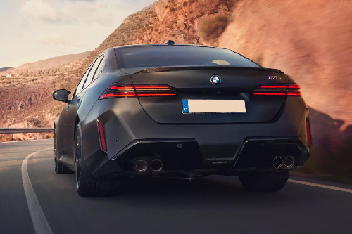 เอ็ม 5 ซีดาน Rear Low Angle View