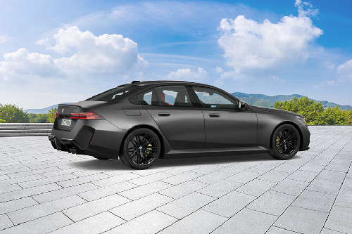 เอ็ม 5 ซีดาน Rear Medium Side View