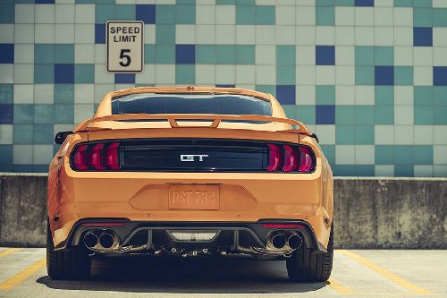 Full Rear View of ฟอร์ด Mustang
