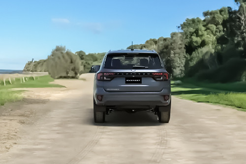 Full Rear View of ฟอร์ด เอเวอร์เรสต์