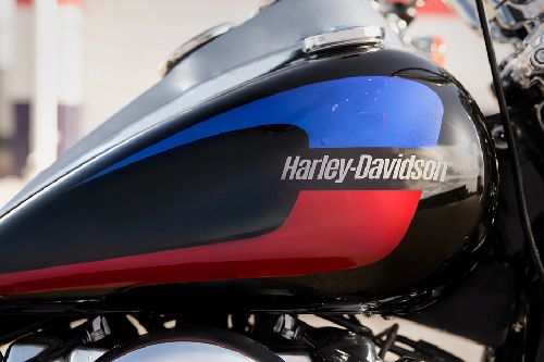 ฮาร์เลย์-เดวิดสัน โลว์ ไรเดอร์ Fuel Tank View