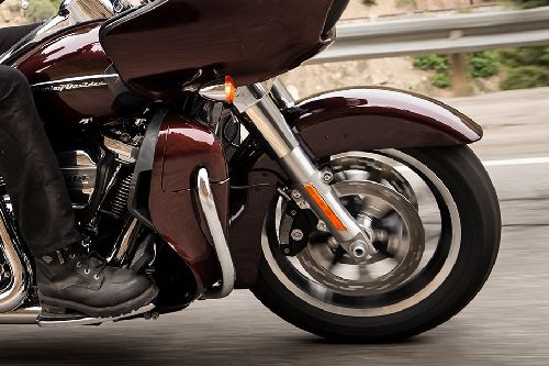 ฮาร์เลย์-เดวิดสัน โร้ด ไกลด์ อัลตร้า Front Tyre View