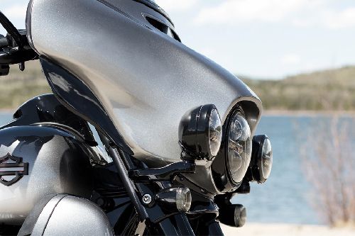 ฮาร์เลย์-เดวิดสัน ซีวีโอ ลิมิเต็ด Head Light View