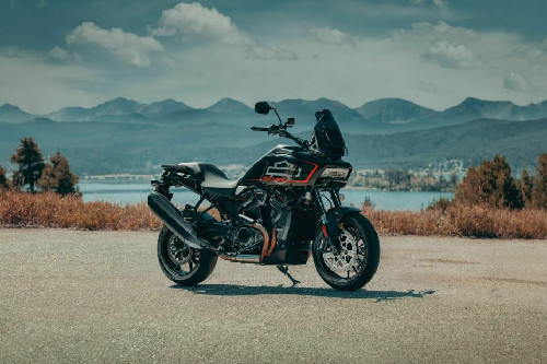 ฮาร์เลย์-เดวิดสัน Pan America 1250 ST Slant Front View Full Image