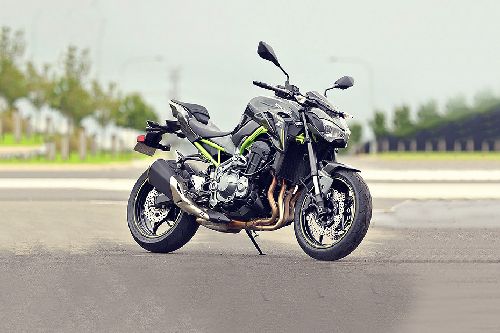 คาวาซากิ ซี 900 Slant Rear View Full Image