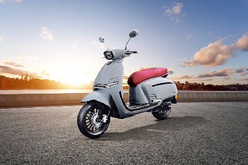 Keeway Versilia 150 Max Slant Front View Full Image