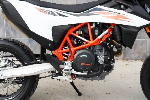 เคทีเอ็ม 690 เอสเอ็มซี อาร์ Engine View