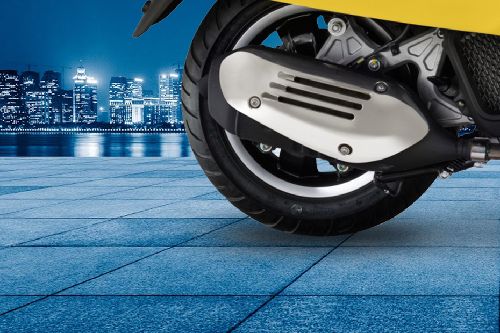 Vespa GTS SUPER 150 I-GET Exhaust View