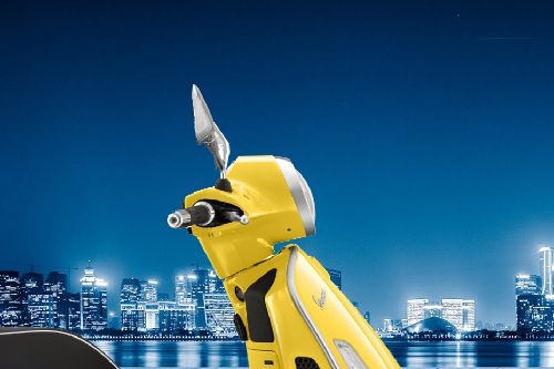 Vespa GTS SUPER 150 I-GET Head Light View