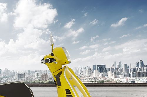 Vespa GTS SUPER SPORT 300 Head Light View