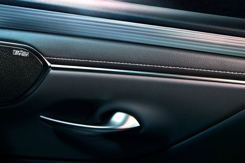 door handle interior of เลกซัส อีเอส