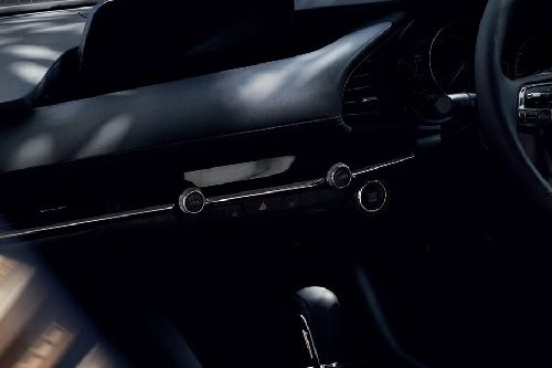 Front AC Controls of มาสด้า 3 Fastback