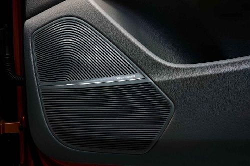 Speakers View of ออดี้ Q8