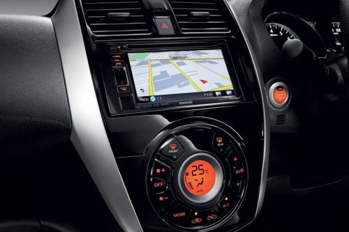 Front AC Controls of นิสสัน อัลเมร่า