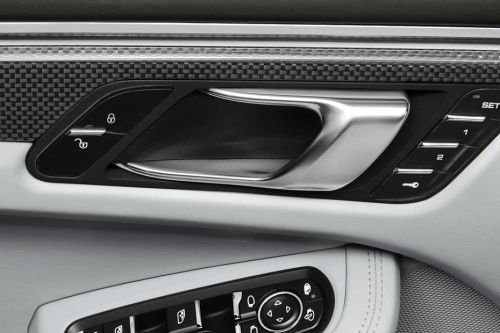 door handle interior of ปอร์เช่ แมคแคน