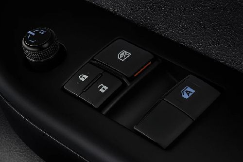 โตโยต้า ไฮลักซ์ รีโว สแตนดาร์ด แค็ป Drivers Side In Side Door Controls